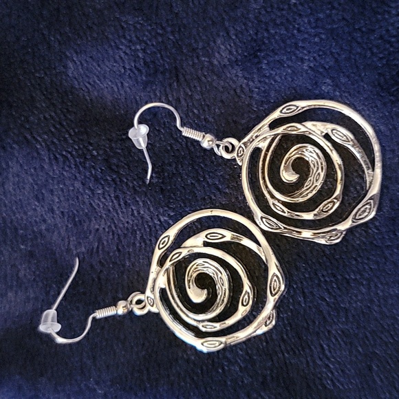 Avon Elegant Silver Swirl Necklace and Earring Set New In Box - Picture 3 of 9